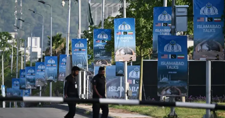 ইসলামাবাদের সেরেনা হোটেলের সামনে